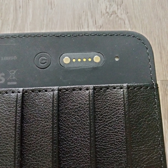 Trackable wallet/passport holder - Picture 5 of 12